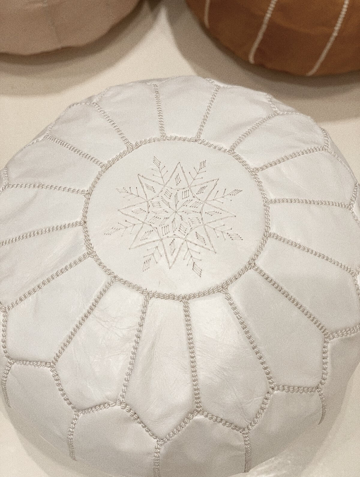 PUFF CUERO BLANCO - Imagen 4